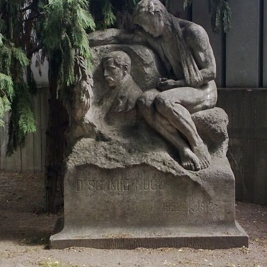 Ondrejský cintorín, náhrobok s medailónom a sochou