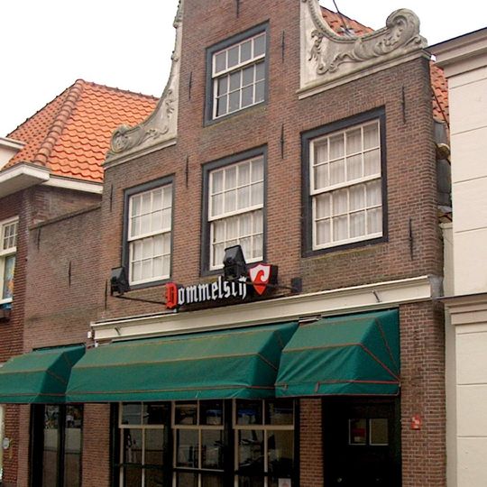 Huis met halsgevel met gebeeldhouwde klauwstukken