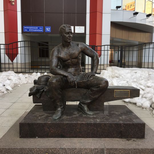 Elektr taʼmirlovchi haykali