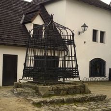 Kašna na nádvoří hradu v Nových Hradech