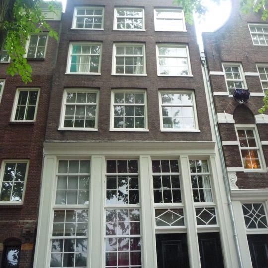 Pand met gevel onder rechte triglyfenlijst waarin 1780