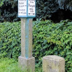 Wegestein und Grenzstein Prischwitz, am Dorfplatz