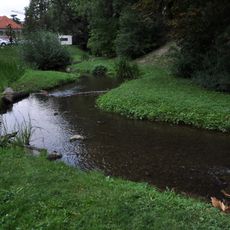 Říční náhon kolem jádra města