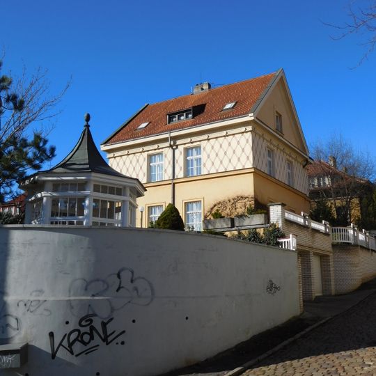 Villa at Bratří Čapků 32