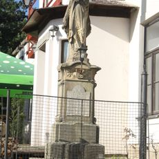 Socha Panny Marie v Sobkovicích naproti kostelu