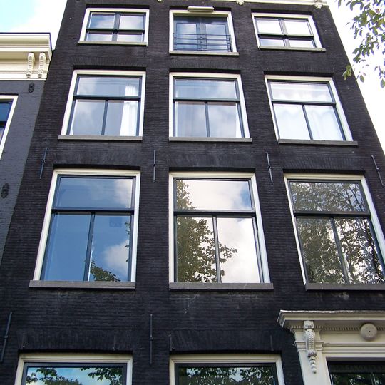 Huis met gevel onder rechte lijst met consoles en attiek