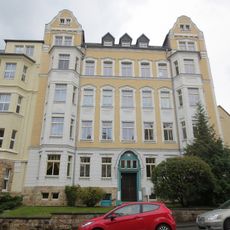 Mietshaus in halboffener Bebauung mit Vorgarten und Einfriedungsmauer Mozartstraße 12