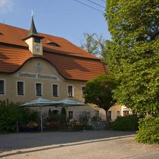 Gasthof mit Saalanbau und östlichem Gebäudeflügel (Nr. 65) sowie Erbgericht mit hinterem Anbau, Seitengebäude und Einfriedung (Nr. 66) Freiberger Straße 65; 66