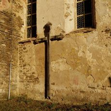 Dřevěný kříž u kostela v Kozlově