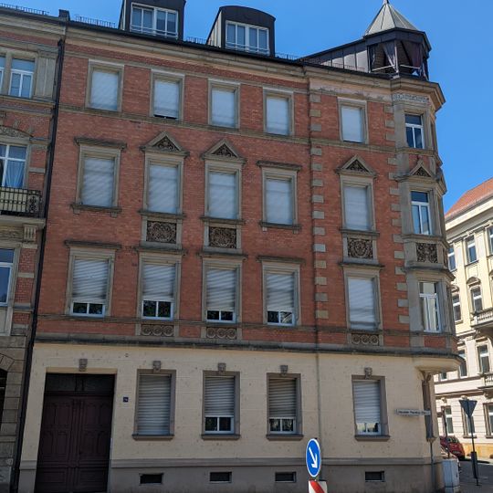 Mietshaus in geschlossener Bebauung in Ecklage Alexander-Puschkin-Platz 3b