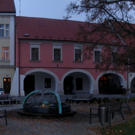 Kašna v jižní části Husova náměstí v Benátkách nad Jizerou