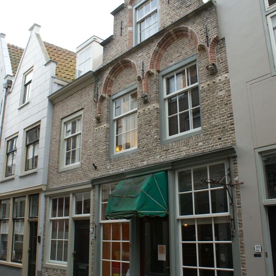 Pand met lijstgeveltje ter breedte van een vensteras met schuiframen en gave pui