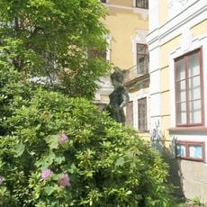 Socha vlevo před průčelím zámku v Chlumu u Třeboně