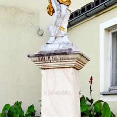 Sandsteinstatue des Heiligen Sebastian bei Am Kloster 4 (neben Gasthof Panschwitz)