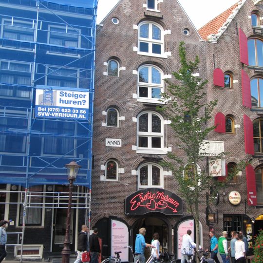 Pakhuis met vrij gave puntgevel