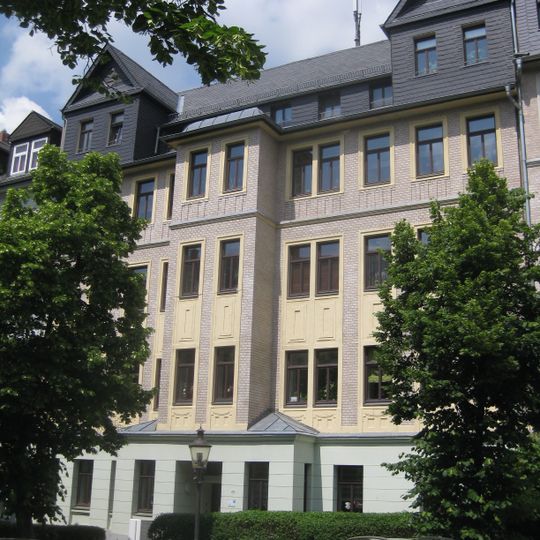 Mietshaus in geschlossener Bebauung mit Vorgarten Humboldtstraße 15