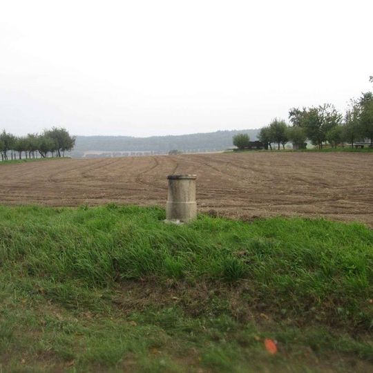 Kříž východně od Drahonic