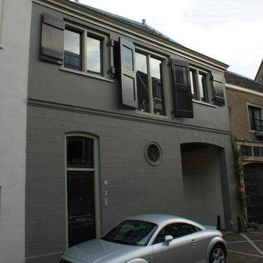 Pand met gepleisterde lijstgevel