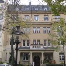 Mietshaus in geschlossener Bebauung mit Einfriedung und Vorgarten Würzburger Straße 27