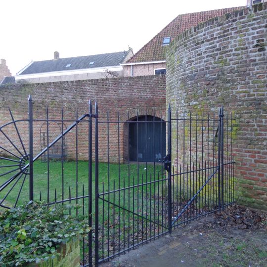 In het pand of op de grens van het erf bevindende stadsmuur