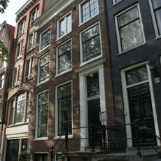 Pand met gevel onder rechte lijst