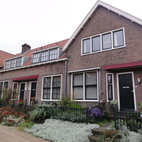 Woonblok aan de noordzijde van de 3e Mussenstraat dat bestaat uit vier woningen