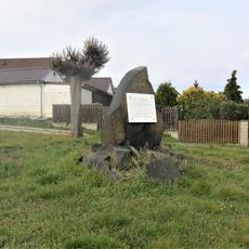 Masarykův pomník na návsi v Kojicích