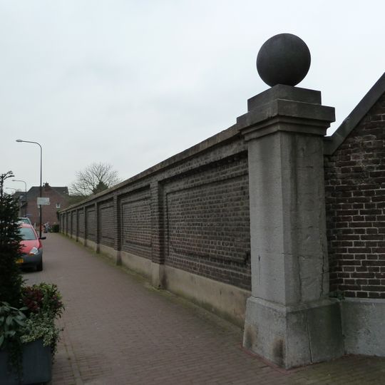 Huis Gronsveld: garden wall