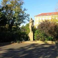 Pomník Karla Hynka Máchy u školy v Doksech