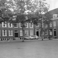 Pand met vooruitspringende sobere lijstgevel