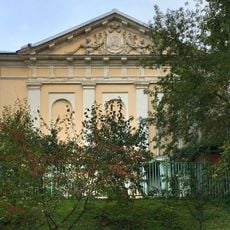 Здание (быв. Голицынская картинная галерея) в саду (Якиманка)