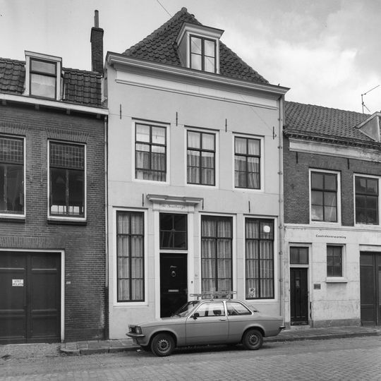 Fors pand met gepleisterde lijstgevel