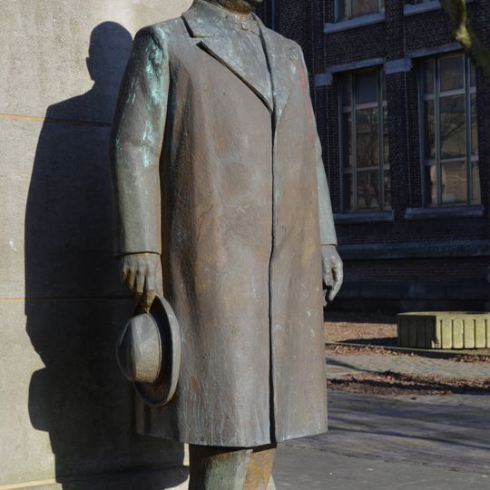 Monument à Paul Pastur