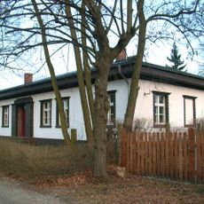 Hüttenkasino des Glaswerkes Strangfeld & Hannemann; Kasino-Gebäude mit Einfriedung Dresdener Straße 2a (Dresdener Vorstadt)