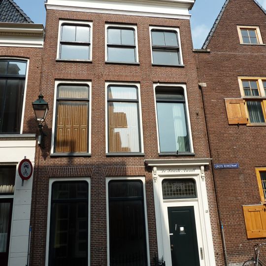 Pand met verhoogde voorbouw onder schilddak afgesloten door forse kroonlijst