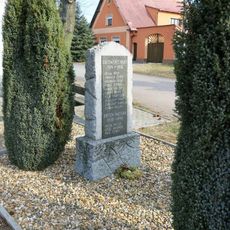 Pomník padlým na návsi ve Vojnicích