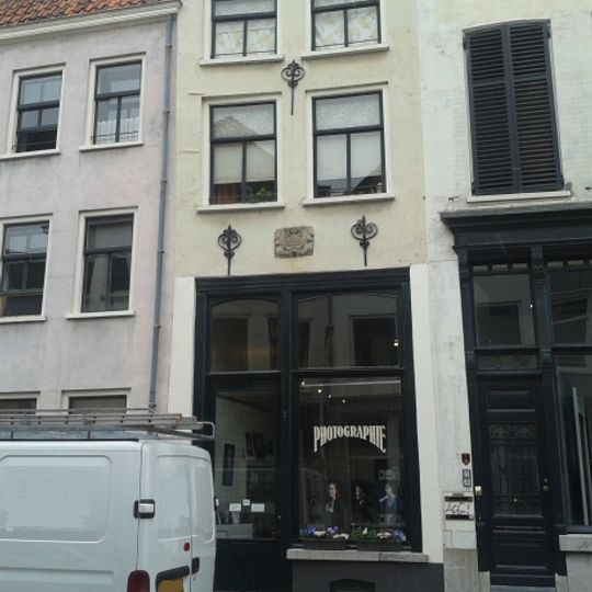 Pand met in de verminkte en gepleisterde voorgevel