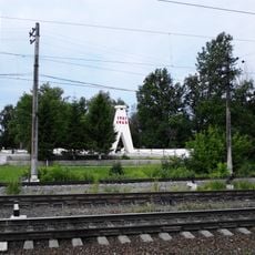 Братское кладбище советских воинов, погибших в борьбе с фашистами. Среди воинов похоронены Герои Советского Союза П.М. Арман (Тылтынь) (1903-1943), А.Д. Булаев (1910-1943), А.М. Лукьянов (1919-1942), а также генерал-майор Д.Д. Калашников
