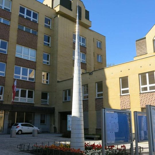 Porcelánový sloup-obelisk u magistrátu v Karlových Varech