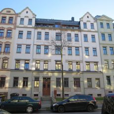 Mietshaus in geschlossener Bebauung mit Vorgarten Zeißstraße 24