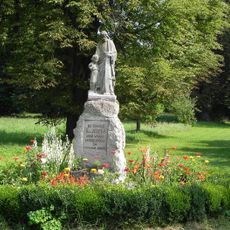 Park – regularne założenie ogrodowe za pałacem, wraz z zachowanym drzewostanem, układem zieleni, alejami, drzewami i osiami widokowymi