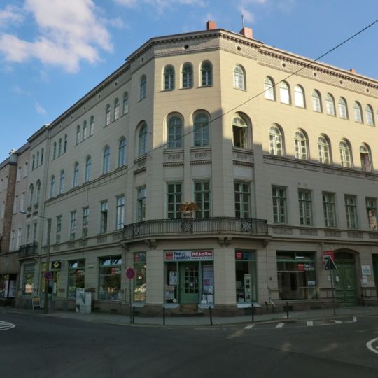 Mietshaus mit Läden in geschlossener Bebauung, Eckhaus Wilhelmsplatz 16