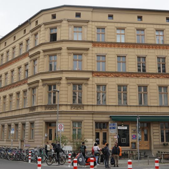 Mietshaus Auguststraße 9, Tucholskystraße 34