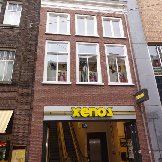 Winkelwoning, bestaande uit een winkelruimte en bovenwoningen