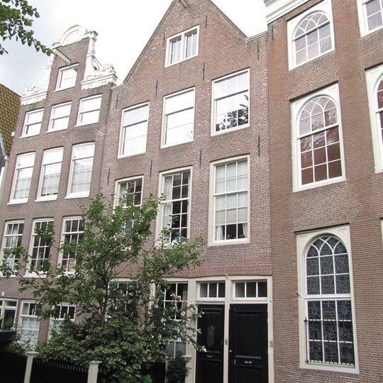 Huis met puntgevel waarin goede late roedenverdeling
