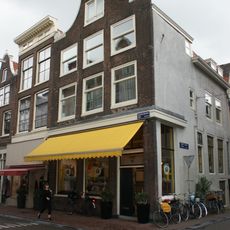 Hoekhuis met ingezwenkte halsgevel