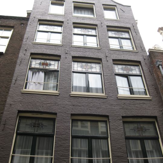 Pand met gevel onder tweemaal ingezwenkte klokvormige top