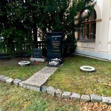 Památník obětem nacismu na novém židovském hřbitově na Olšanech