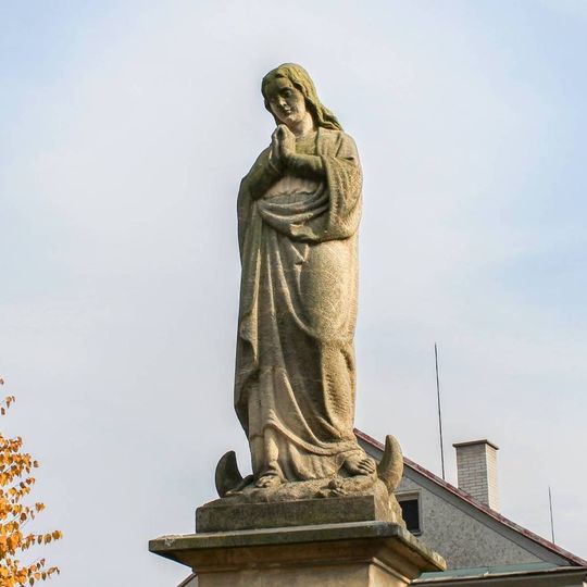 Socha Panny Marie v Pavlově před kostelem