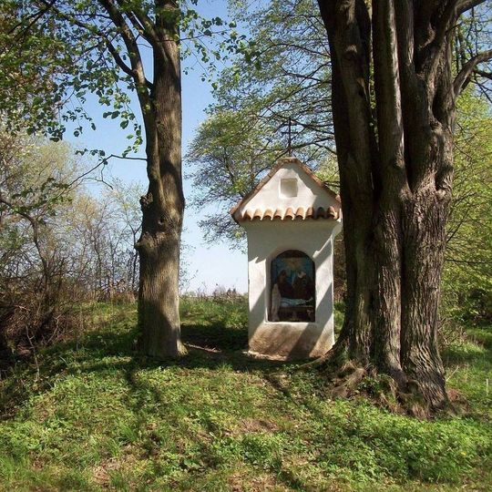 Kaplička nad Pořínem u polní cesty